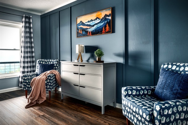 Another angle of the secondary bedroom #2 in the basement featuring its seating area. Furnished with a Full size bunk bed - Sleeps 2.