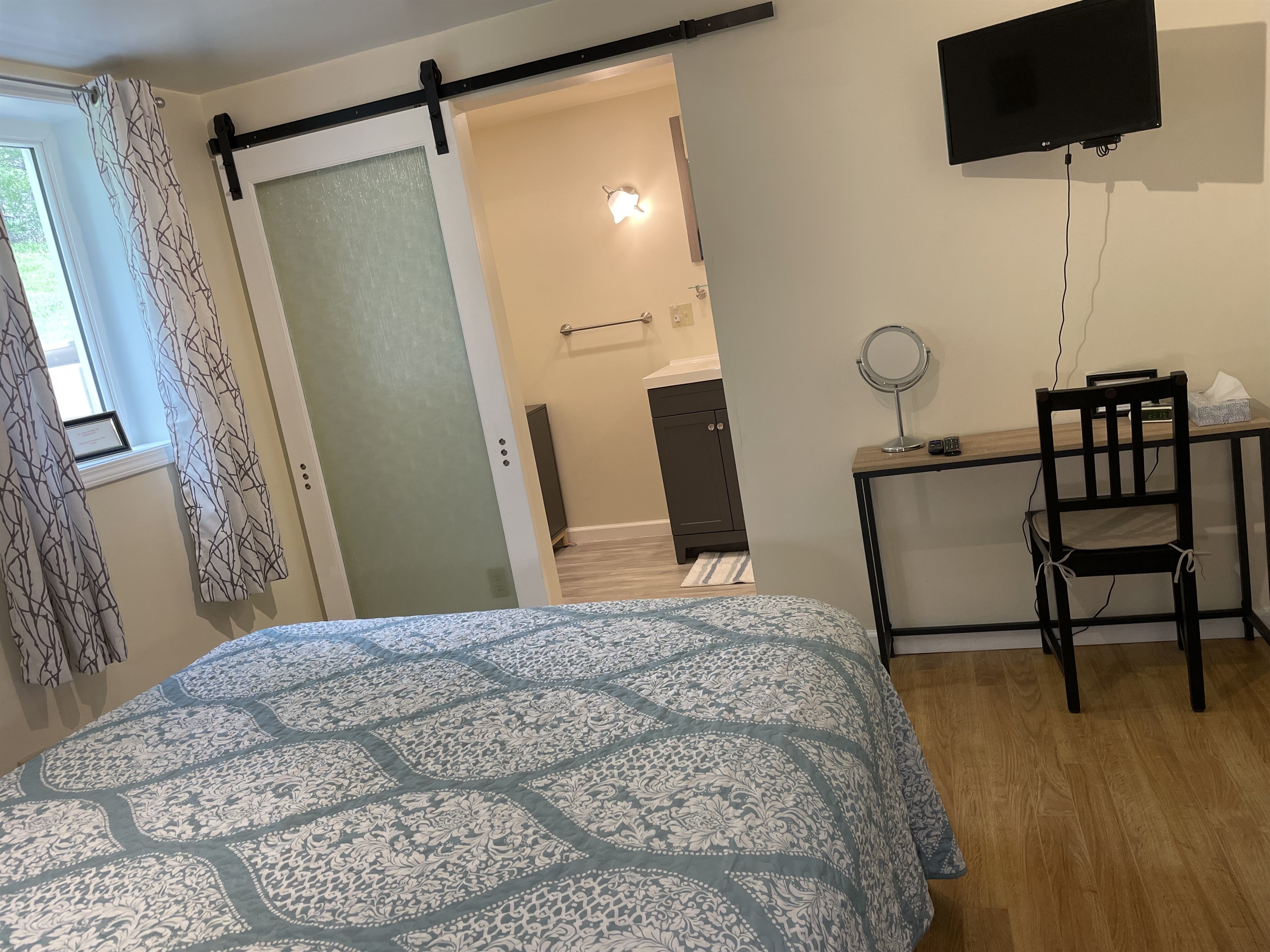 1st floor Queen with ensuite bath