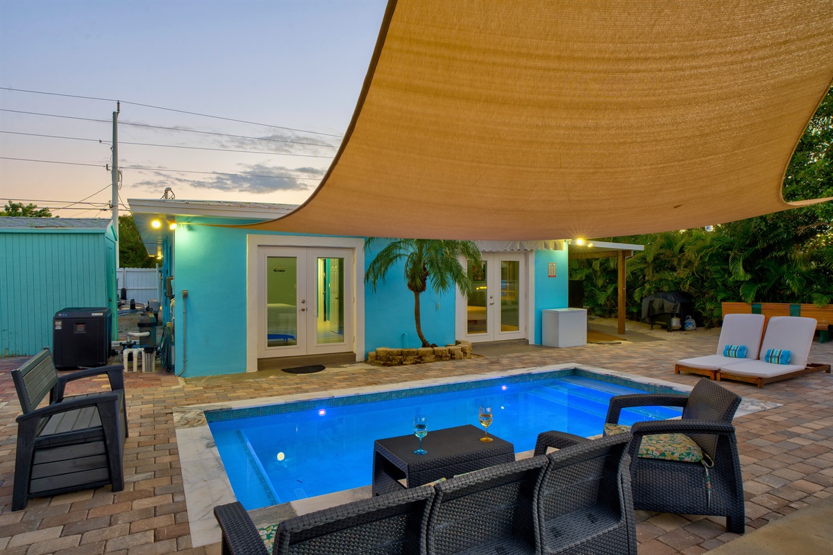 The shade sail not only protects you from the sun during the day, but also helps provide good ambience.