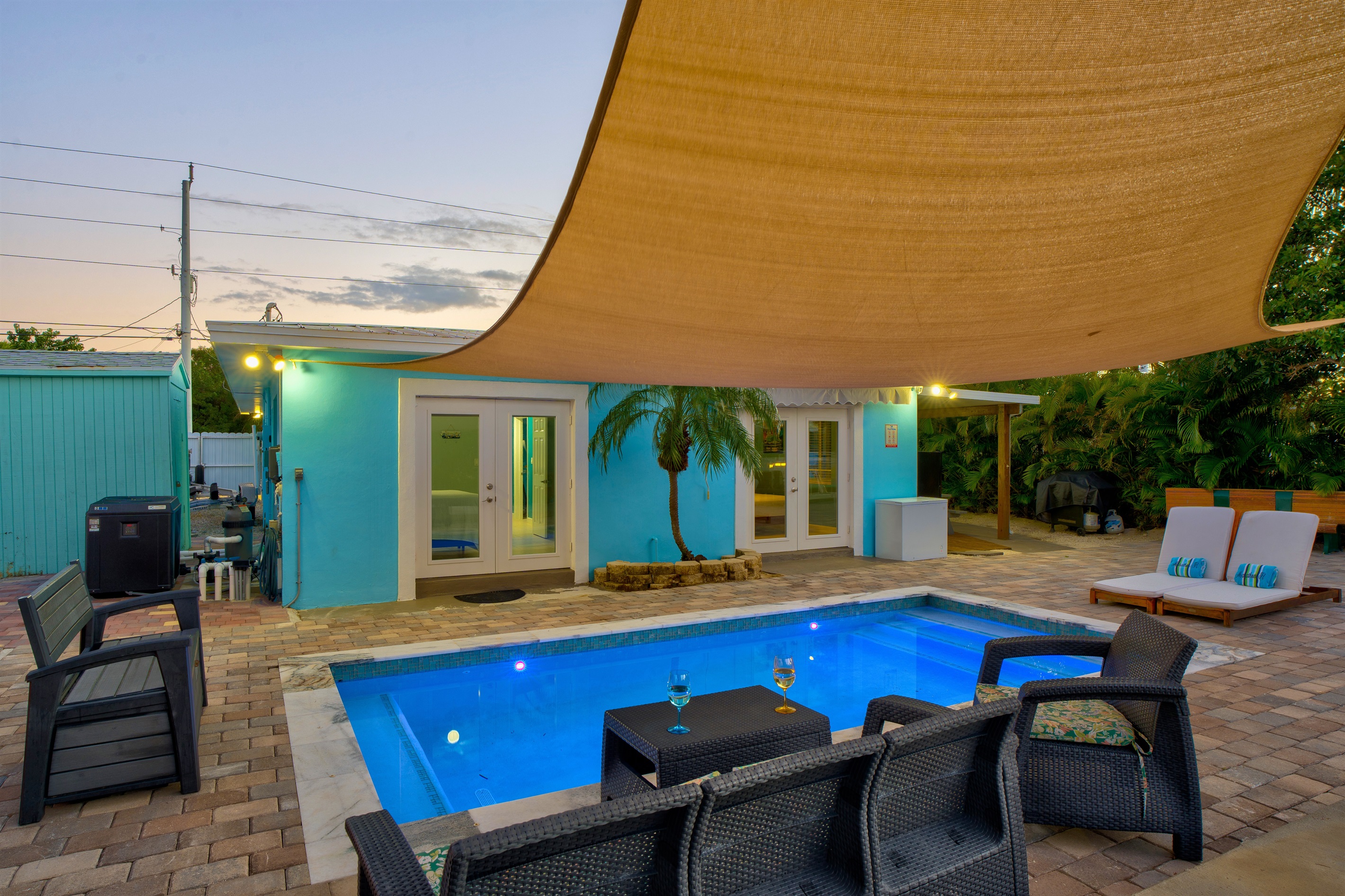 The shade sail not only protects you from the sun during the day, but also helps provide good ambience.