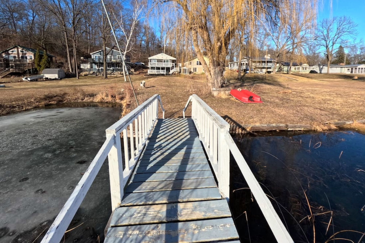 House is closer to the lake then I appears. This here is a photo in winter time