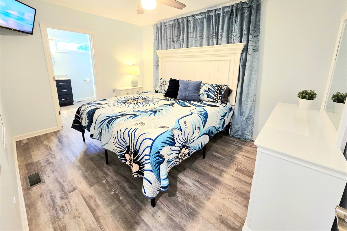 Bedroom 1 - King Bed w/ Ensuite Full Bathroom