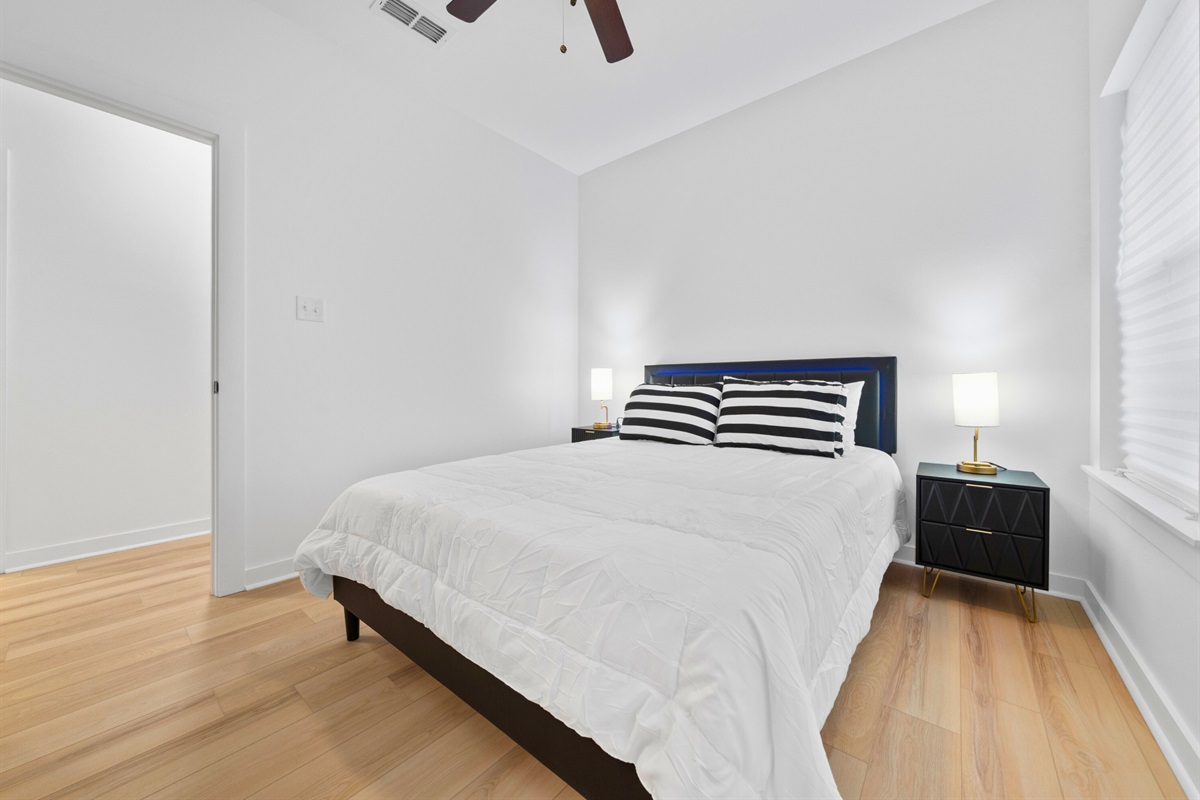 This bedroom feels bright and relaxed, making it easy to feel at home.