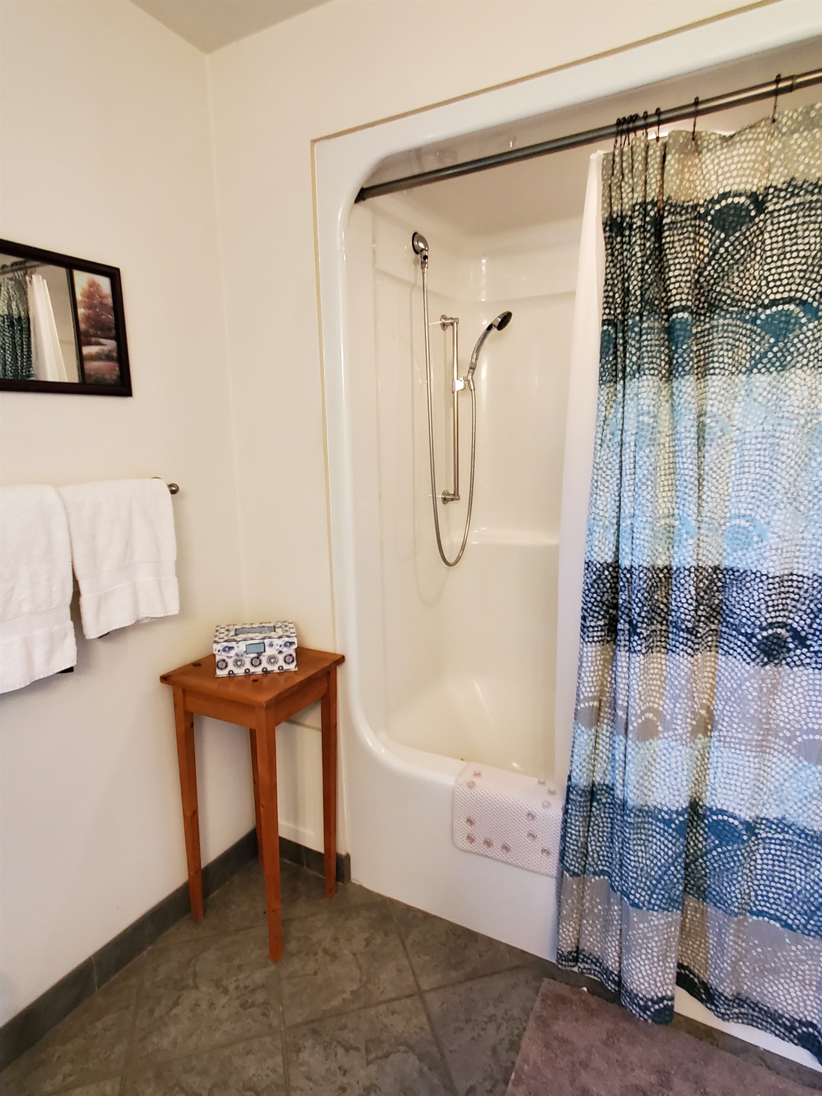 Full bathroom w/ tub shower combo, across the hall from Queen #1.