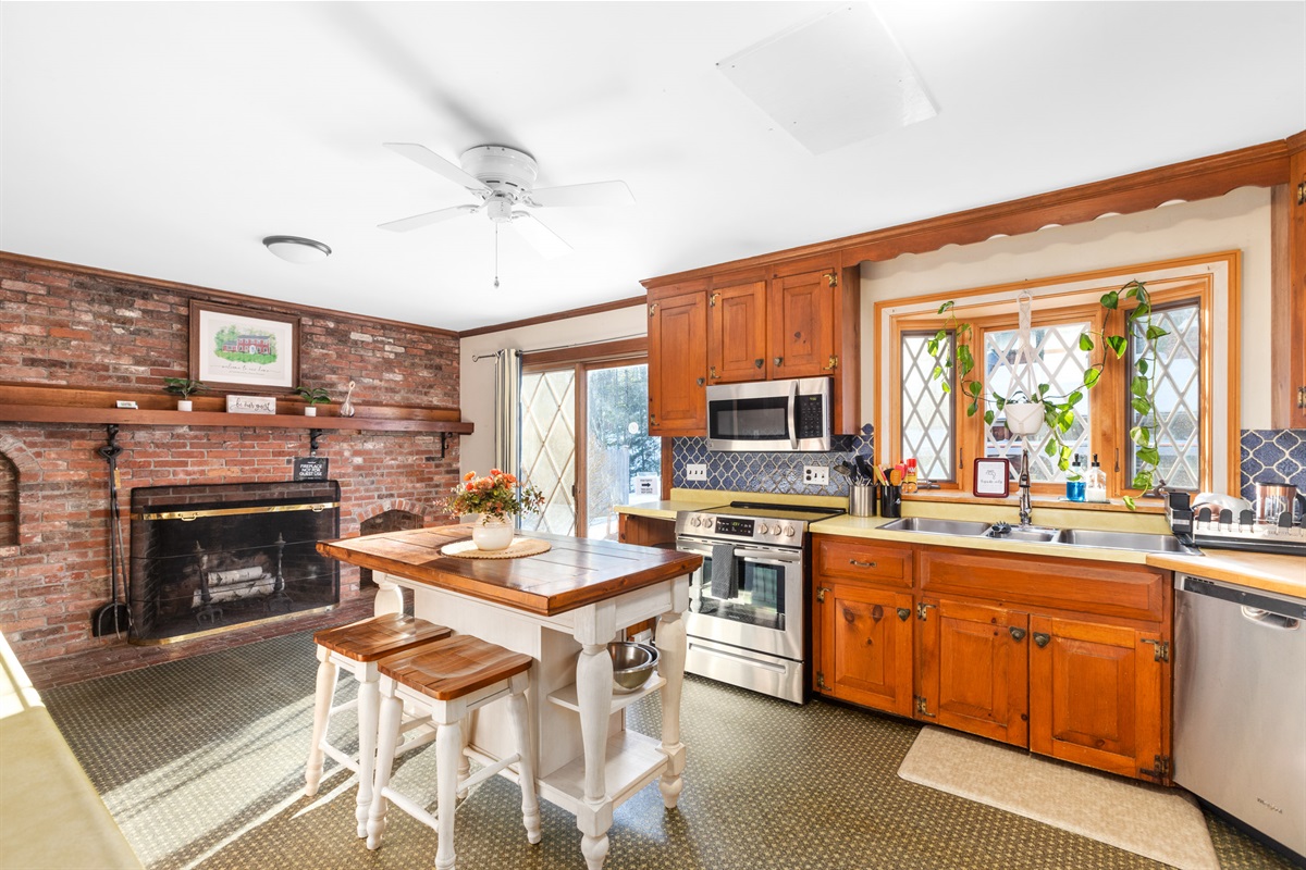 Kitchen with coffee/tea barPots, pans & cooking Utensils included*FIREPLACE FOR DECORATION ONLY*