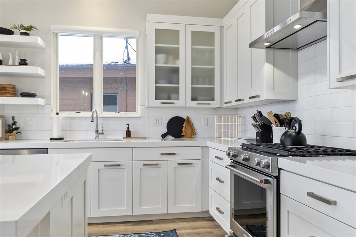 Modern kitchen with high-end finishes and everything you need for a seamless stay.