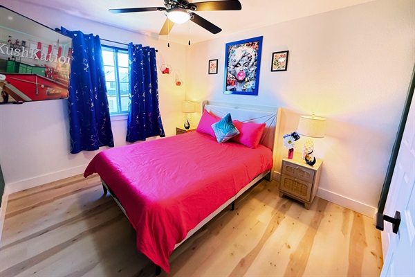 Cozy Queen Retreat – This elegant Queen Bedroom is designed for ultimate comfort, complete with a 43-inch Smart Roku TV for your favorite shows and movies.