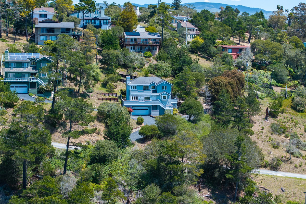 Beautiful neighborhood views perfectly situated near the heart of downtown.