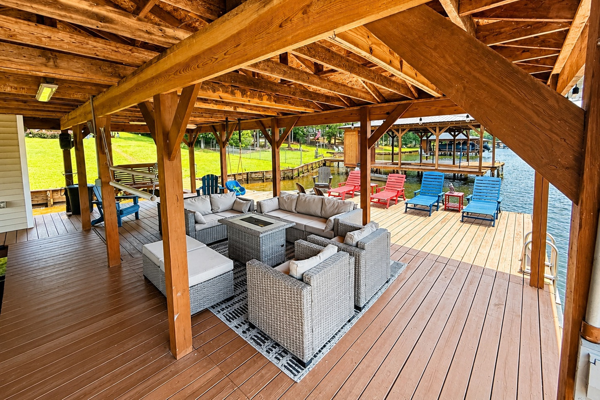 Private boathouse overlooking peaceful Lake Sinclair