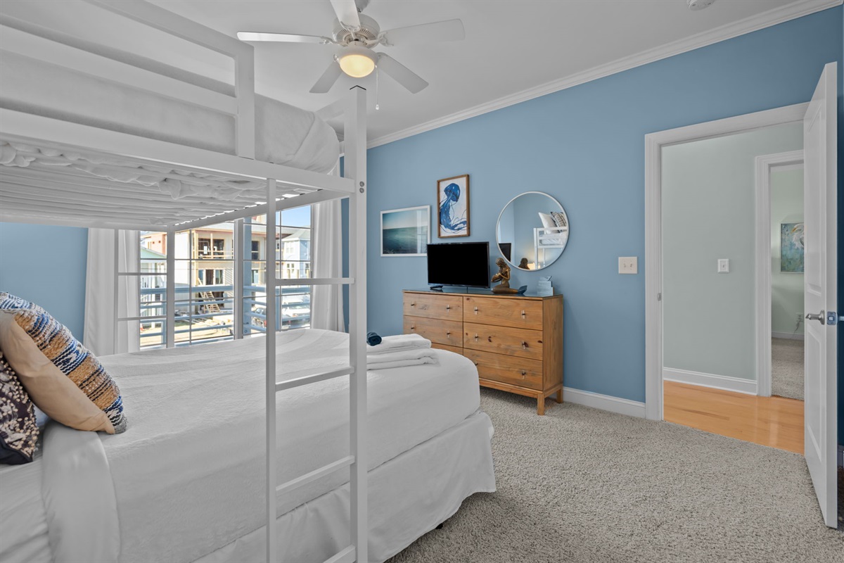1st floor bedroom 2: bunk twin/queen sleeps 3 with balcony access and intracoastal water views