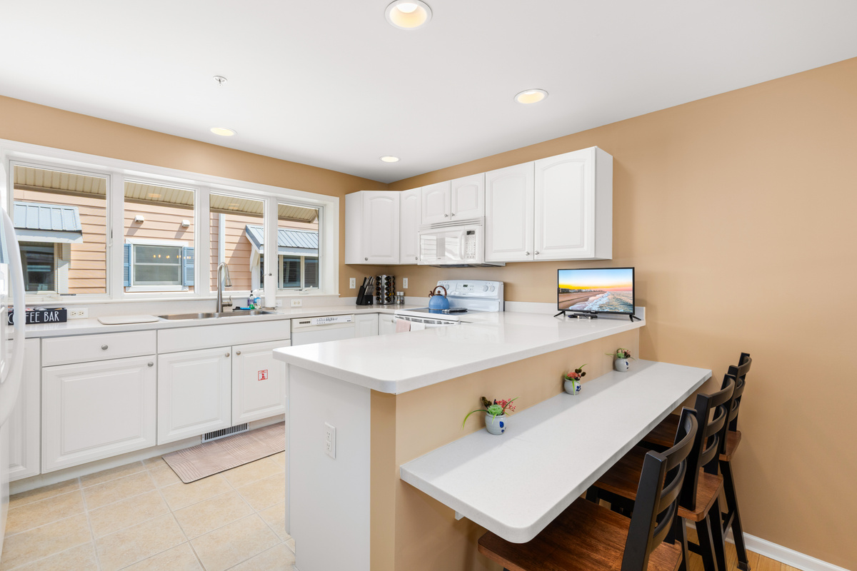 Large Stocked Kitchen with Pantry