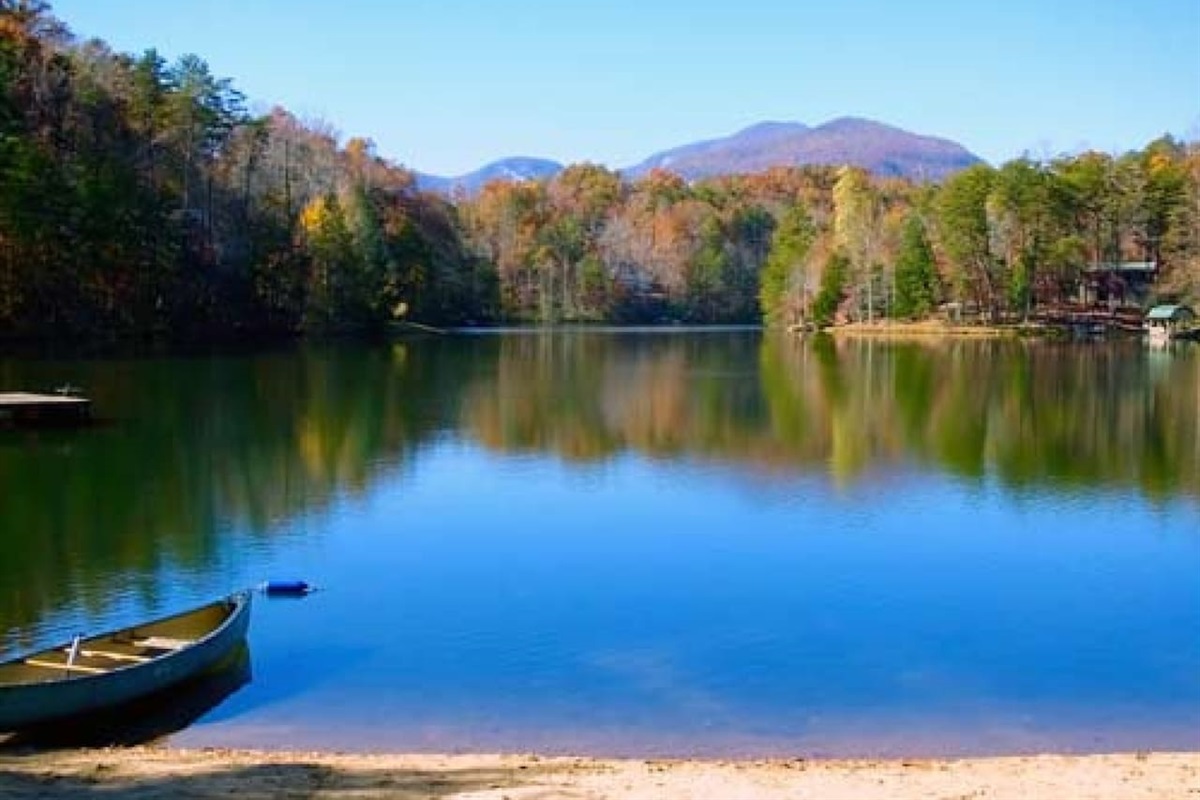 Canoe available with rental. Canoes kept at the beach. Text for paddles and lifejackets to be dropped off.