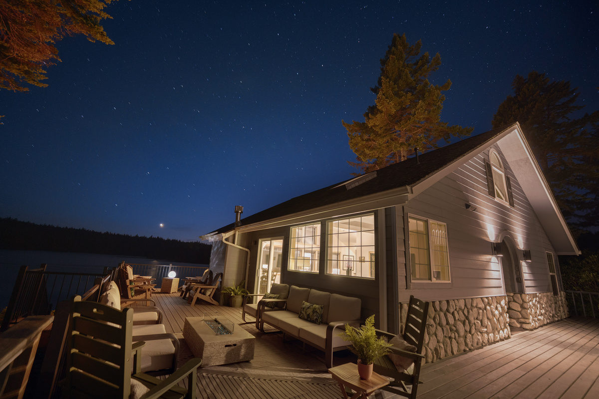 With little to no light pollution, the night sky becomes part of the experience—step onto the deck after dark and enjoy unforgettable stargazing, peaceful lakefront evenings, and a breathtaking canopy of stars overhead.