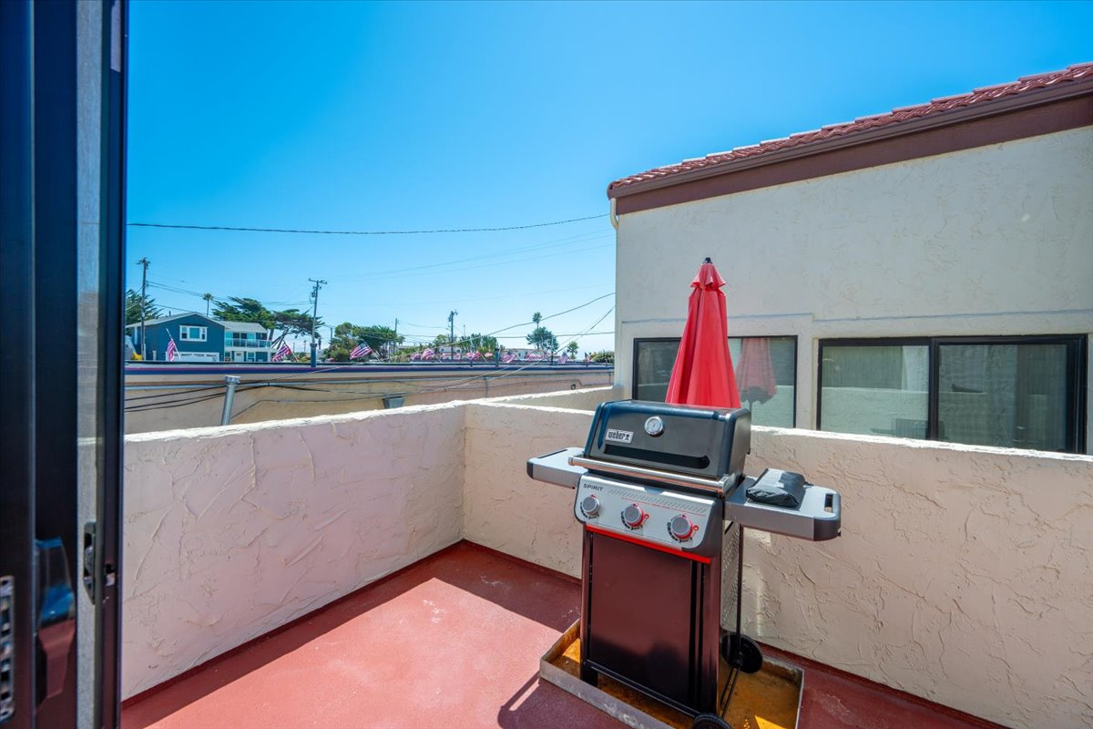 Deck w/ gas BBQ