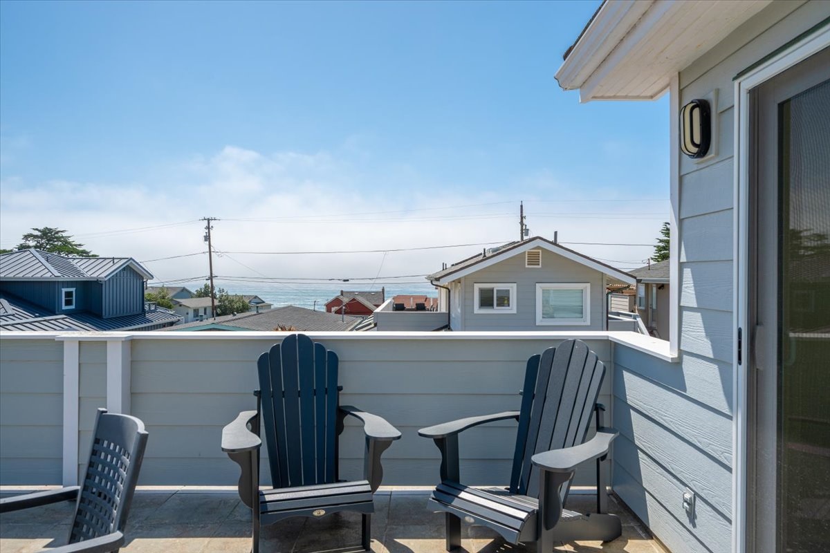 Upstairs South Facing Deck Seating