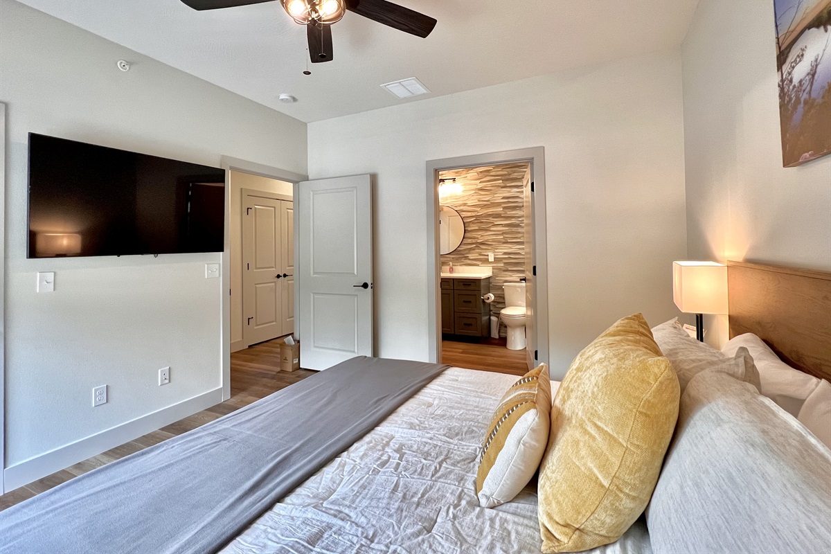 Large TV and connected Bathroom in King Bed #2