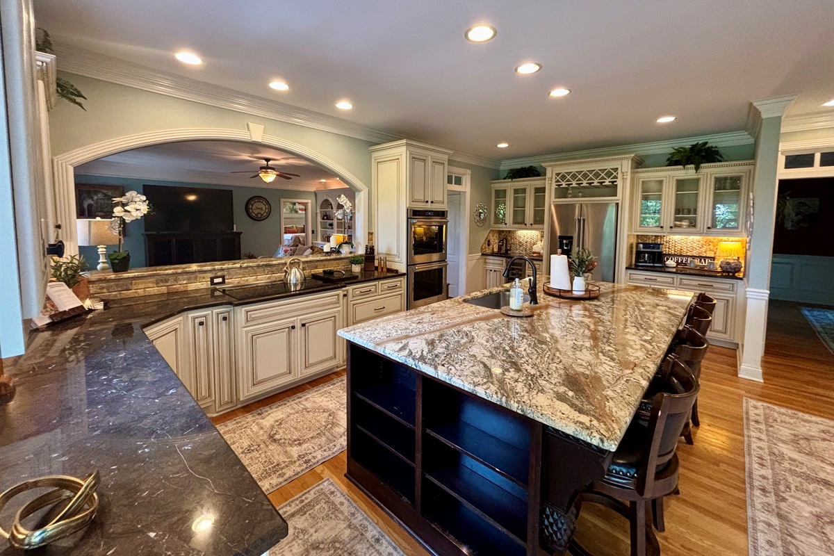 Enjoy this gourmet kitchen!