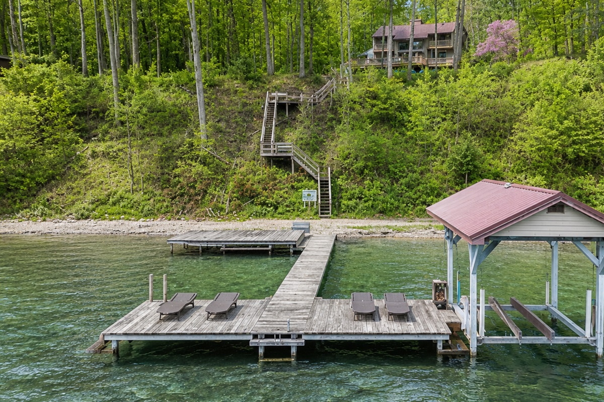 Wooded hillside leads down private steps(over 50) to the dock on crystal-clear Cayuga Lake—tie up the boat, swim, or soak in Finger Lakes sunsets 🚤🌞🌊 Hoist not available