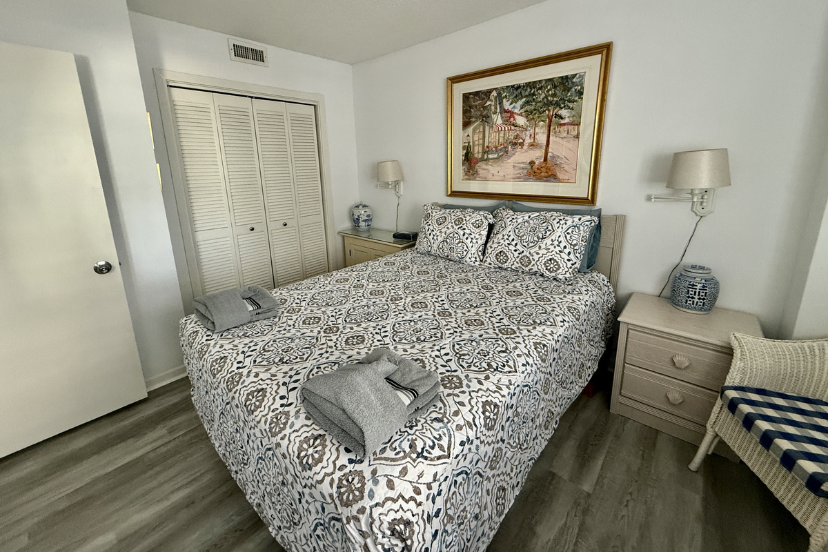 Guest Bedroom w/Queen Bed, LVT Flooring