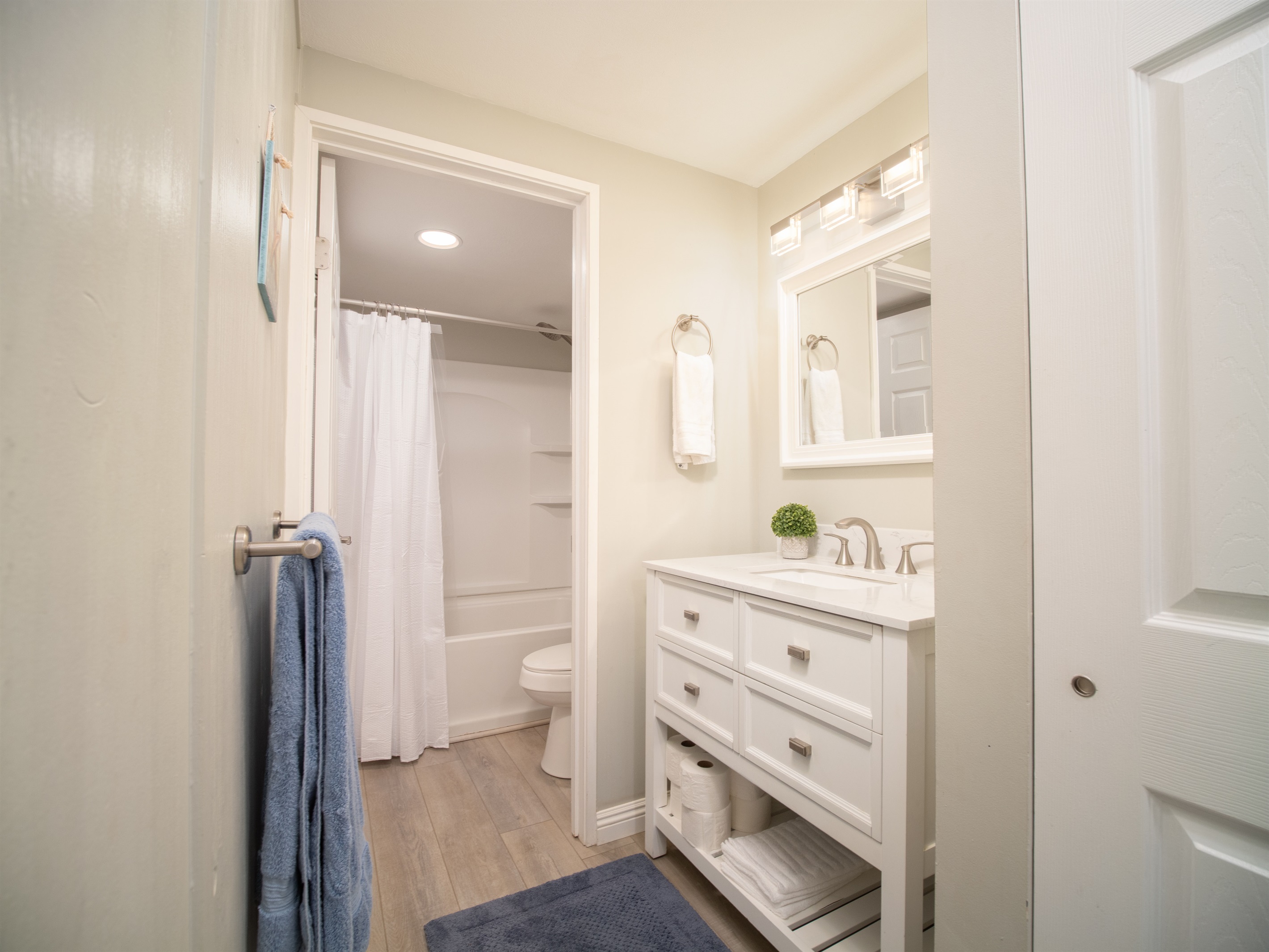 2nd Bathroom with Shower Tub
