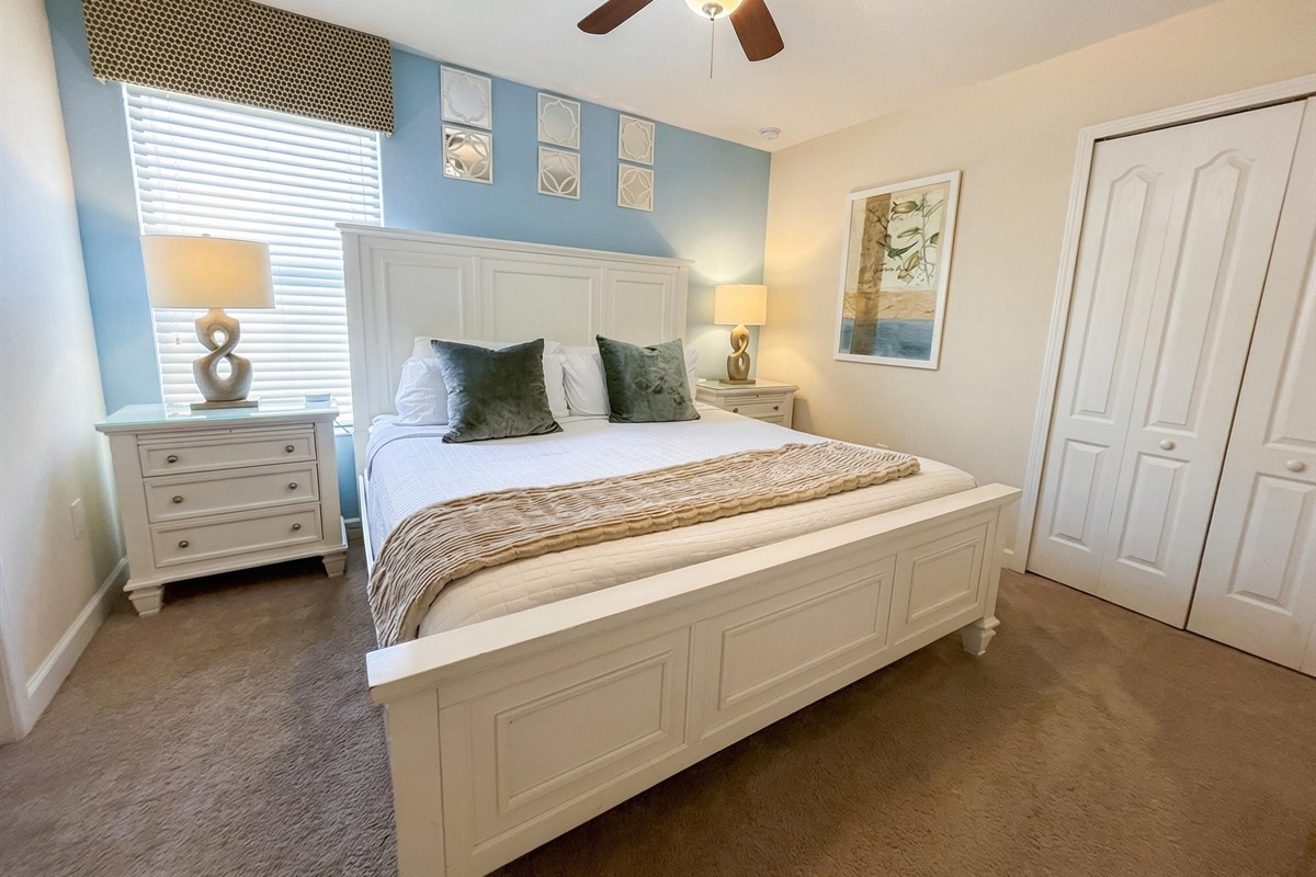 Bedroom 3 - Upstairs King bed w/ attached Jack n' Jill bath, shared w/Frozen RM