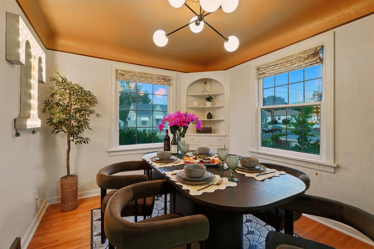 Dining room between the living room and kitchen, seats 6