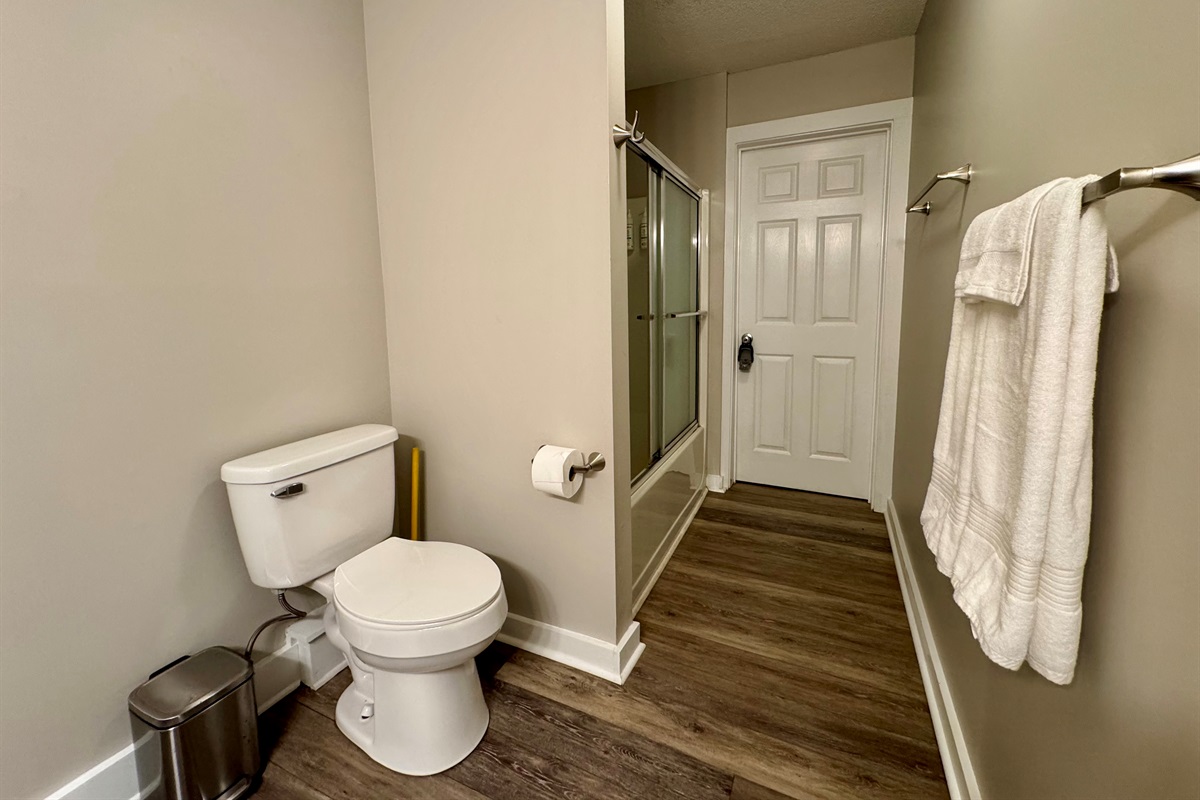 🛁 Full bathroom with a tub/shower combo and fresh towels provided.