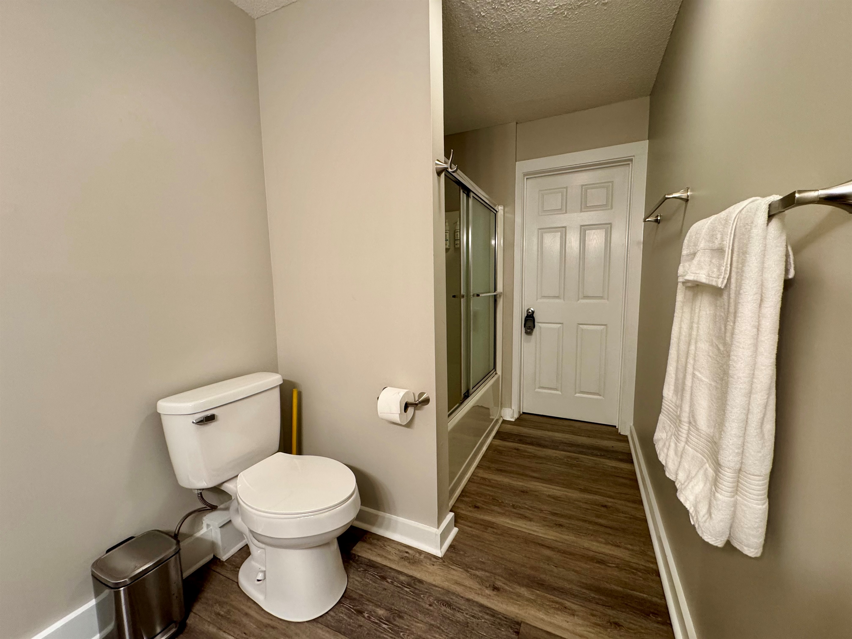 🛁 Full bathroom with a tub/shower combo and fresh towels provided.