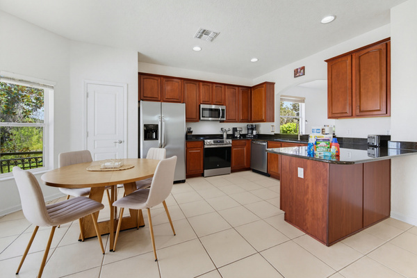 Kitchen w/ breakfast nook