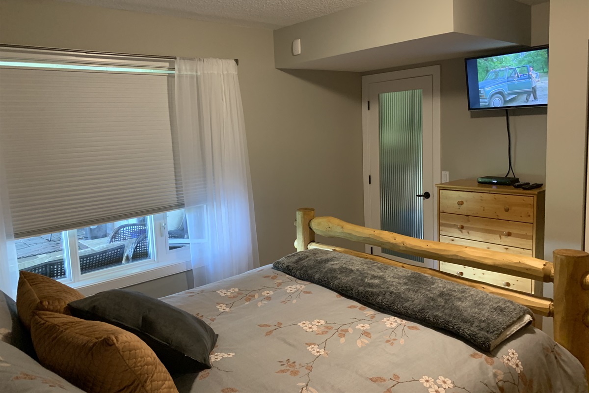 DAMESELFLY SUITE WITH QUEEN BED