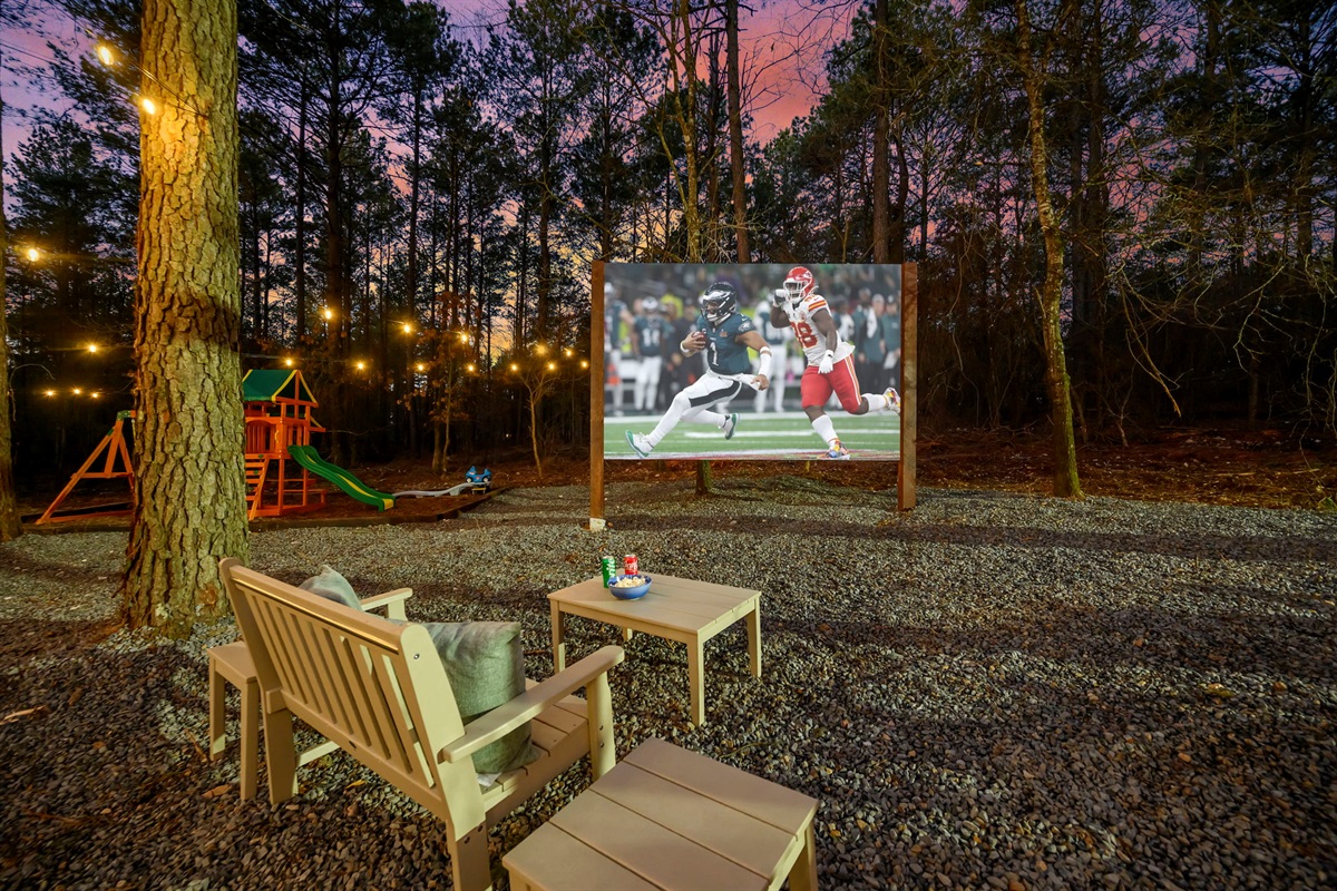 Oversized outdoor projection screen + playset = unforgettable evenings for all ages 🍿🌟
