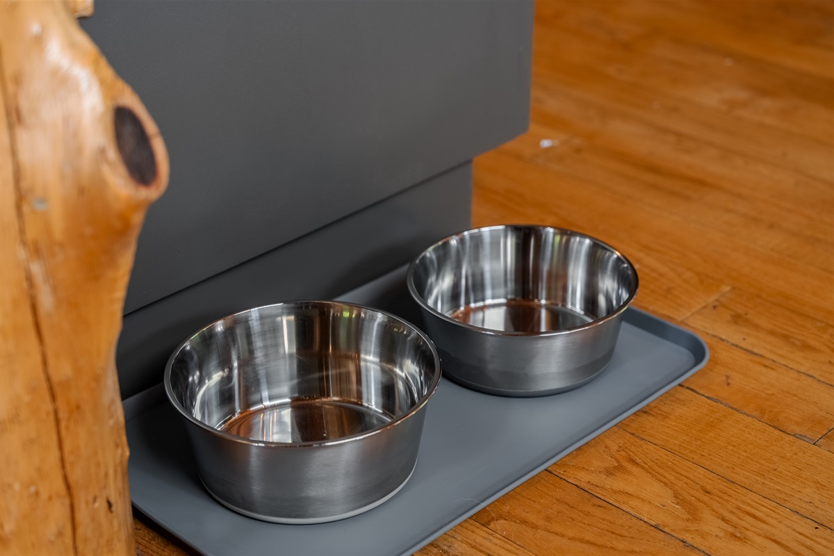 We know your dogs are part of the family, which is why we provide thoughtful pet-friendly amenities like food and water bowls to help your four-legged companions feel right at home during your Smoky Mountain stay.