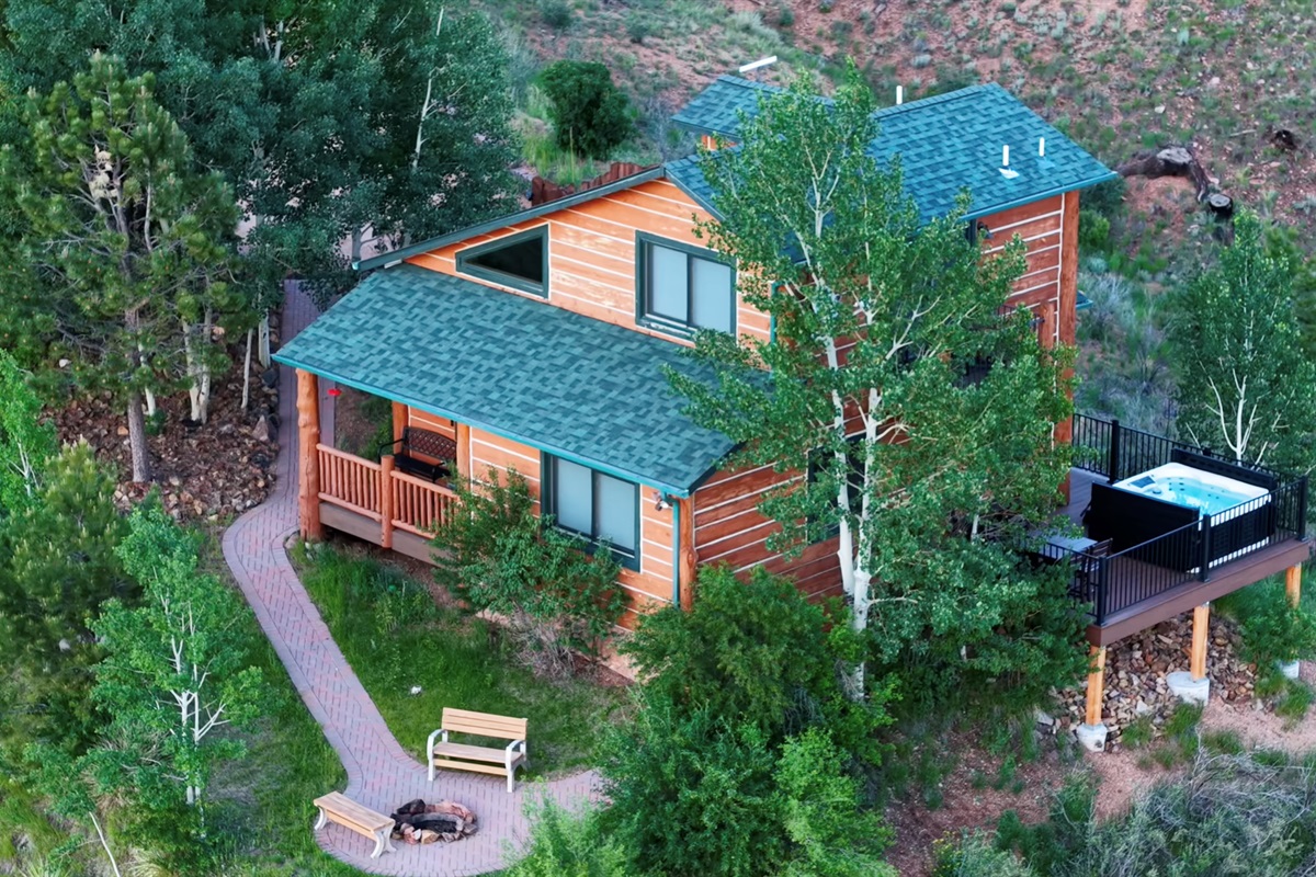 Enjoy the hot tub, fire pit, and privacy of the mountains!