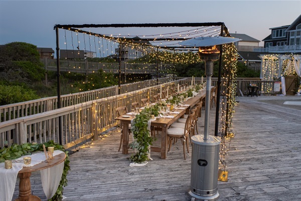 The ambiance of an evening dinner event.
