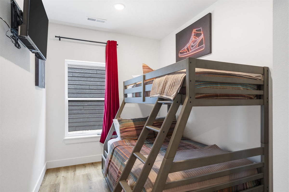Lower level bunk twin/full-sleeps 3