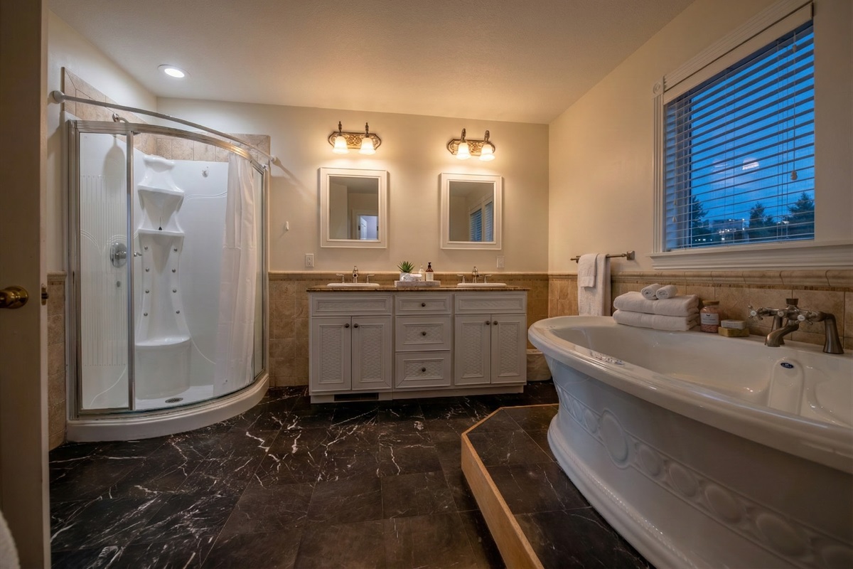 Take a break and relax in the luxurious spa-like bathroom of The Hemingway. Enjoy the warm, steamy shower and take pleasure in the elegant bathtub. Pamper yourself with the lavish vanity and g