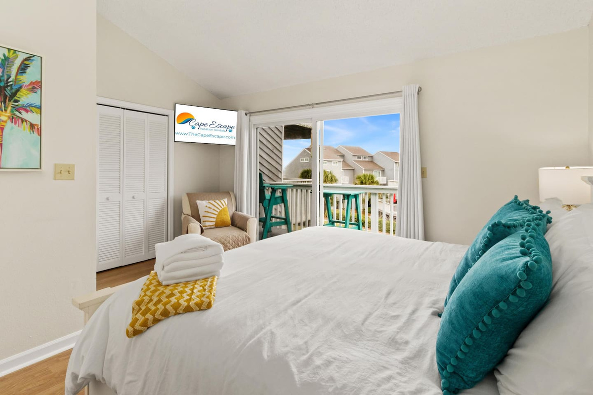Watch something after a long beach day without leaving the master suite &mdash; Smart TV, dim the lights, done.