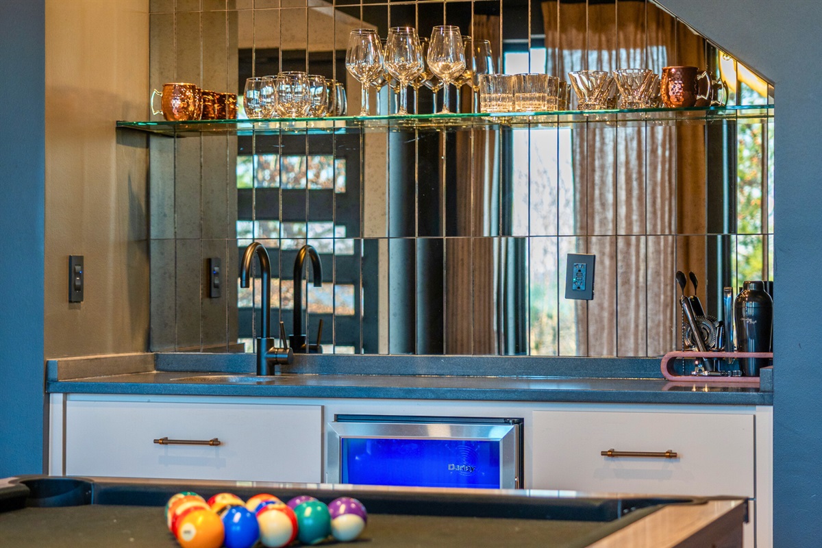 This sleek bar and game area is made for entertaining, with stylish finishes and a setup that&rsquo;s perfect for snacks, drinks, and friendly competition.