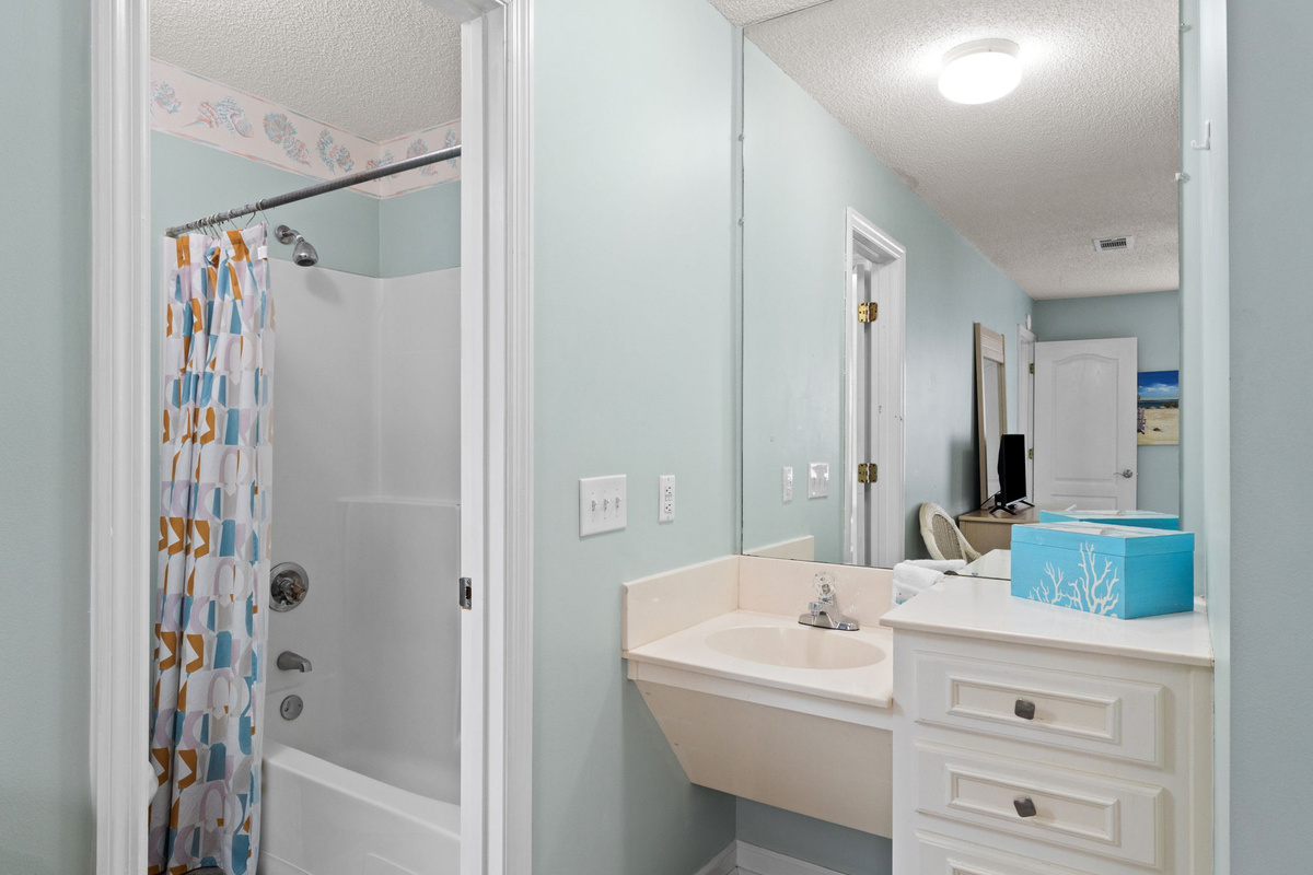 Bathroom with Tub/Shower Combo