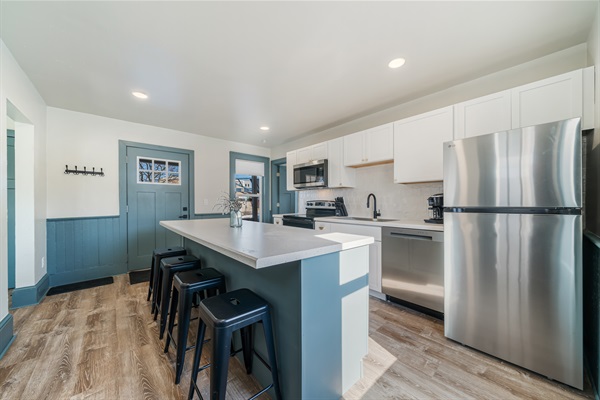 841 Lawrence (Lower) - Monthly