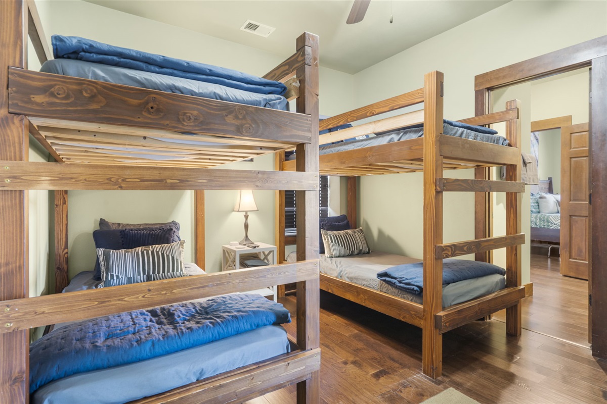 Bunk room w/ 4 twins!