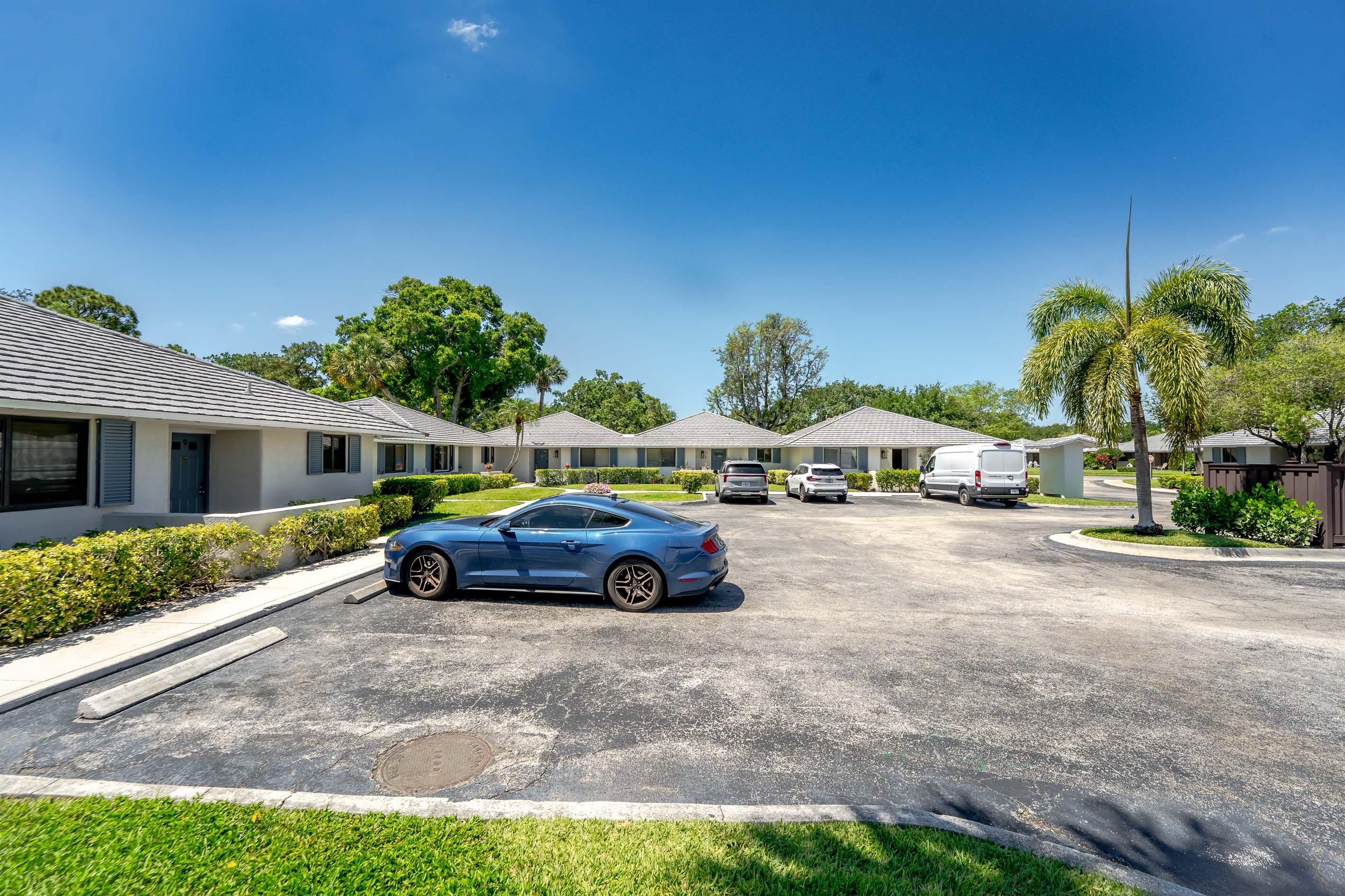 Charming PGA National townhome villas with lush landscaping, quiet walkways, and a peaceful, resort-style setting
