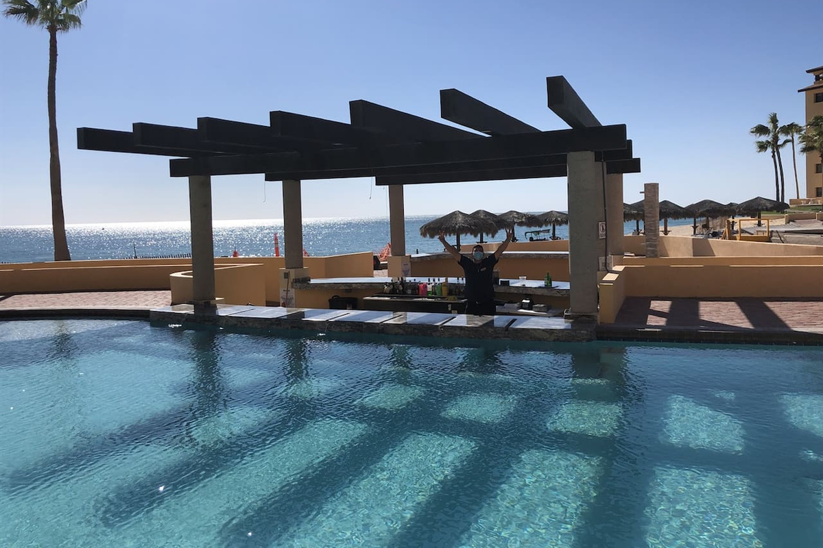 Manta swim-up Pool bar at the “E” Pool.