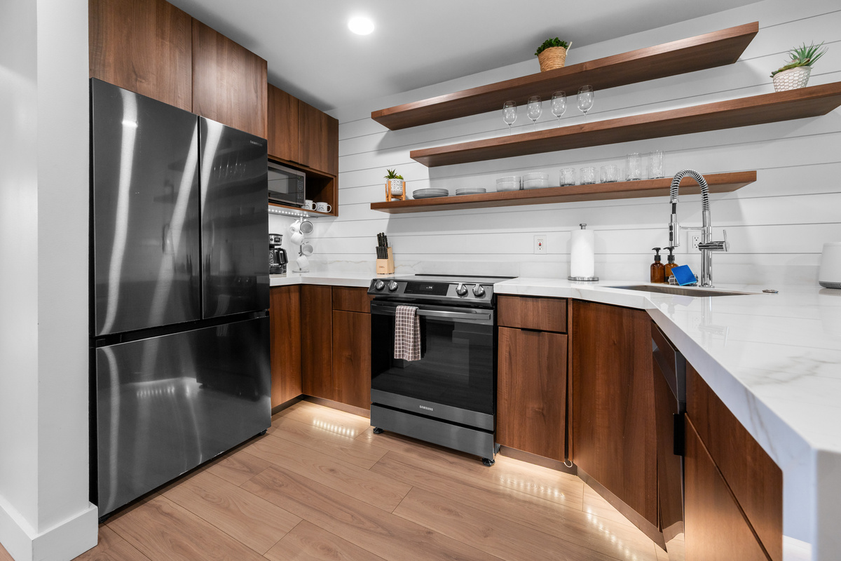Bright and modern kitchen offering plenty of space for cooking and entertaining.