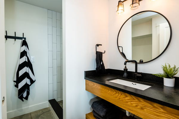 Full bathroom (shower only)