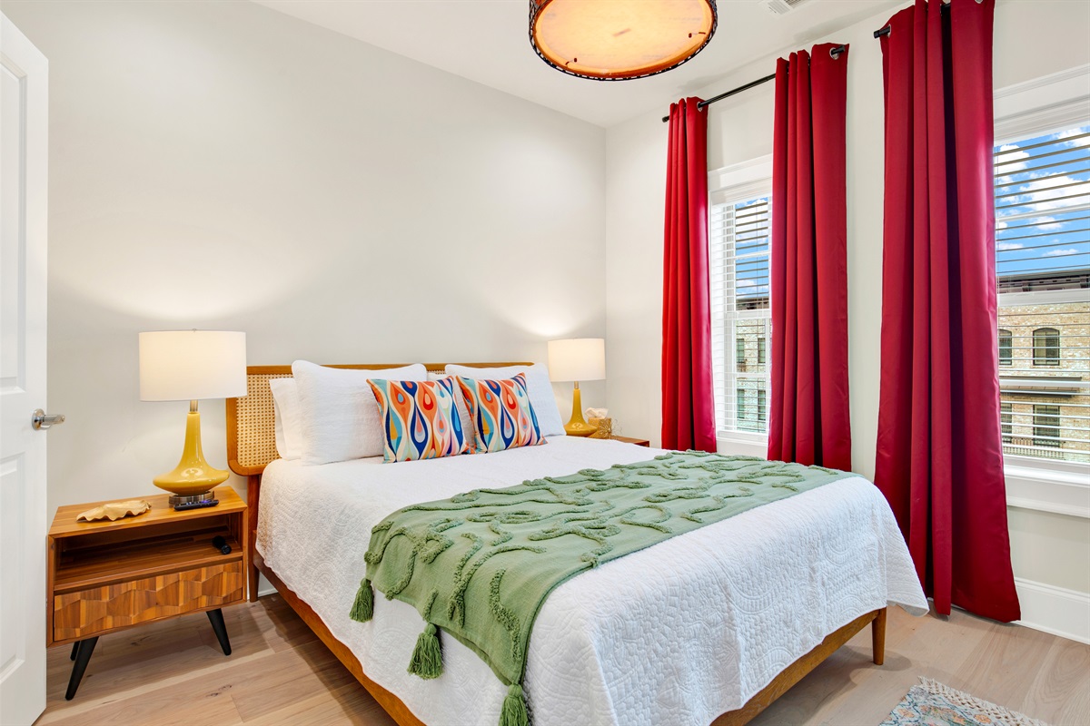Queen size bedroom upstairs w/ensuite bathroom