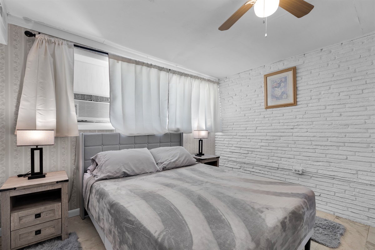 Primary bedroom, queen bed