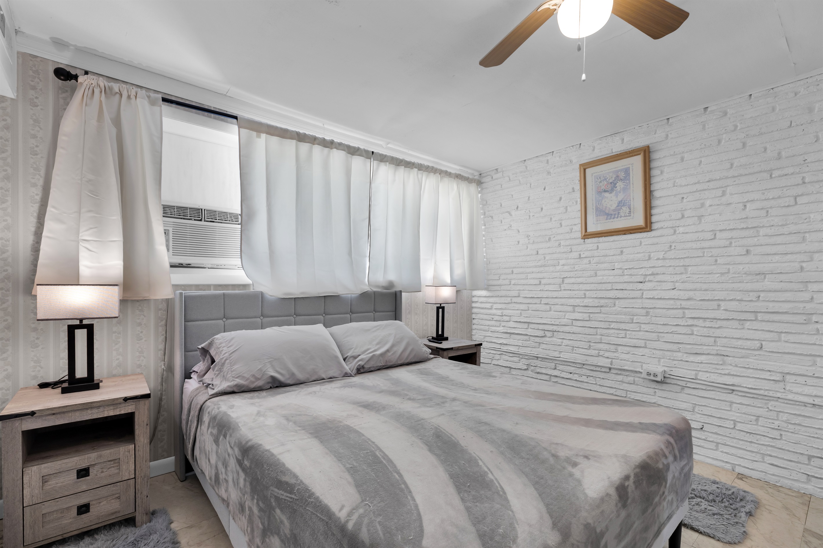 Primary bedroom, queen bed