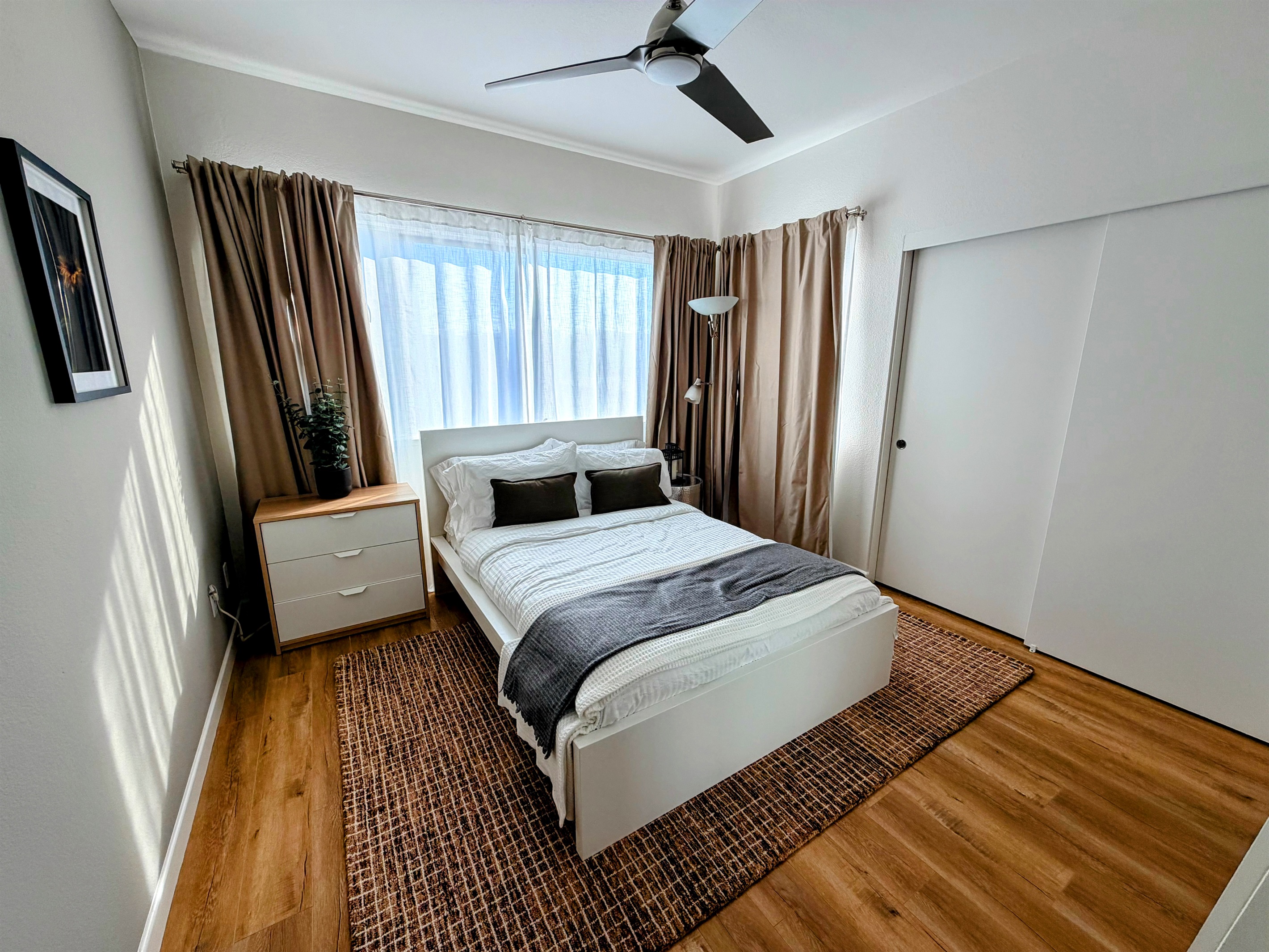 Second bedroom with full bed.