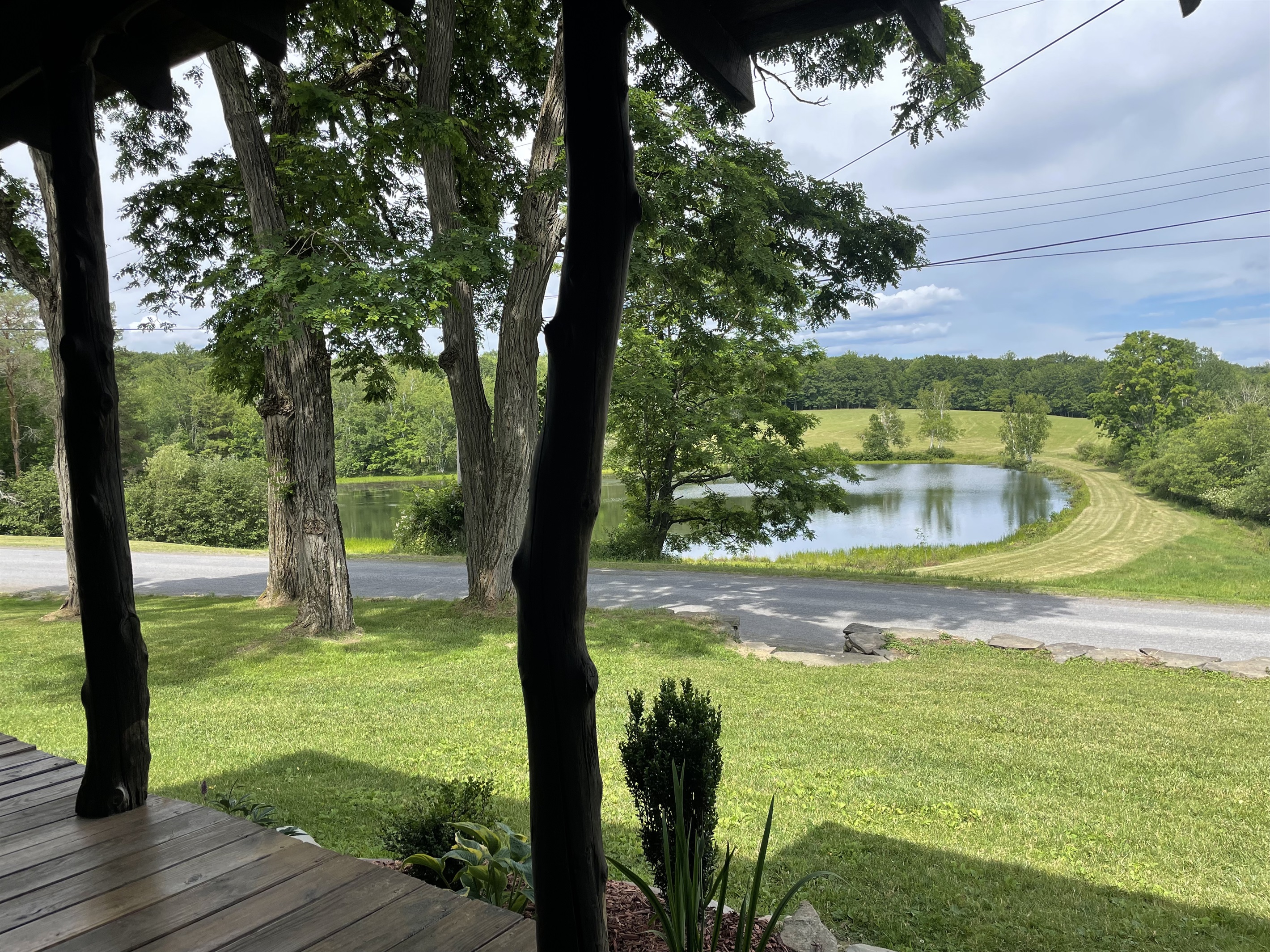 Sotlk's Lodge Private pond and long distance views of the rolling hills. Its so peaceful here!